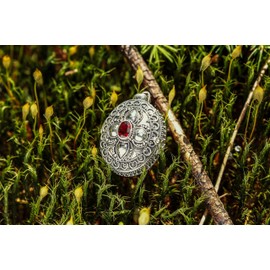 Windalf Large Vintage Picture Locket DINA 4 cm Medieval Jewellery Locket Garnet Stone & Secret Compartment Photo Locket Handmade 925 Sterling Silver, Fabric, Garnet, garnet stone