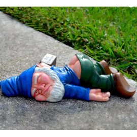 Funny Garden Gnome Statue for Indoor & Outdoor Decor – 15cm Whimsical Resin Figurine for Patio, Garden & Desk