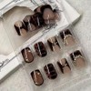 Uñas postizas cuadradas cortas con punta francesa en marrón y