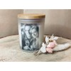 Handgemachte Kerze im Glas mit Holzdeckel und eigenem Foto schwarz