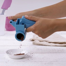 Zenker Handmühle mit 2 Einsätzen CANDY, grobe und feine Schokoladenreibe, Trommelreibe mit Kurbel, auch geeignet für Käse, Nüsse (Farbe: Gelb, Silber), Cremefarben