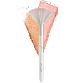 Wet n Wild Brocha en Abanico para Maquillaje Profesional | Brocha de Maquillaje Suave para Iluminador, Polvo y Rostro | Brochas Veganas, Cruelty Free y de Alta Precisión para Acabado Natural