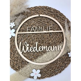 Der Einschneider Türkranz Holz Türschild Personalisiert - Türdeko Namensschild Haustür Deko Kranz Schild zum Aufhängen - Holzschild Tür Deko Modern & Ganzjährig Geeignet - Durchmesser 25cm