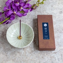 Asayu Japan Incense Gift Set with Low Smoke Incense and Incense Holder with Brass Stand - Japan Incense Stick Set (Sakura Cherry Blossom, Matcha Green Tea) + White Lotus Incense Holder