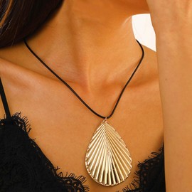 Xduargs Boho Large Leaf Necklace Black Leather Velvet Choker Necklace Metal Leaf Statement Necklace Chain Punk Leaf Pendant Necklace for Women