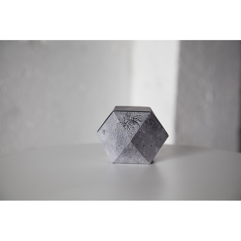 Design by Brendan Ravenhill DYMAXION Foldable Globe / Colour: Earth