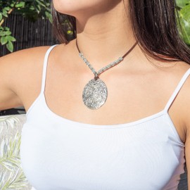 NILUXE DESIGN - Kette mit keltischem Spiral-Anhänger und Harzperlen – Zamak versilbert – Anhänger im Boho-Chic-Stil – Lange, große Silberkette für Frauen – Silberanhänger für Damen