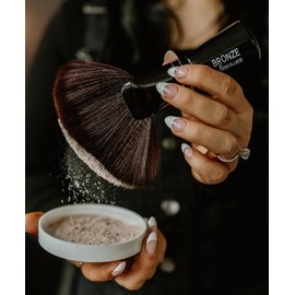Bronze and Boujee body brush for drying powder Black