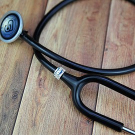 HEYGOO Paquete de 2 bonitos dijes de estetoscopio de búho, etiqueta de identificación de estetoscopio