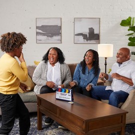 Hasbro Gaming Juego Gestos, él divertidísimo y rápido Juego de mímica, Juego de charadas para Fiestas Familiares para 4 o más Jugadores, Incluye claqueta y Tarjetas Personalizables.