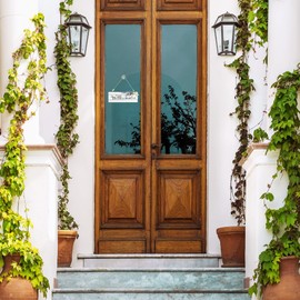 com-four® Welcome Door Pendant - Wooden Door Sign for Hanging with Artificial Flower, Bow and Wooden Beads - Hanger for Spring Time, Easter and Summer (Pack of 01 - White/Black)