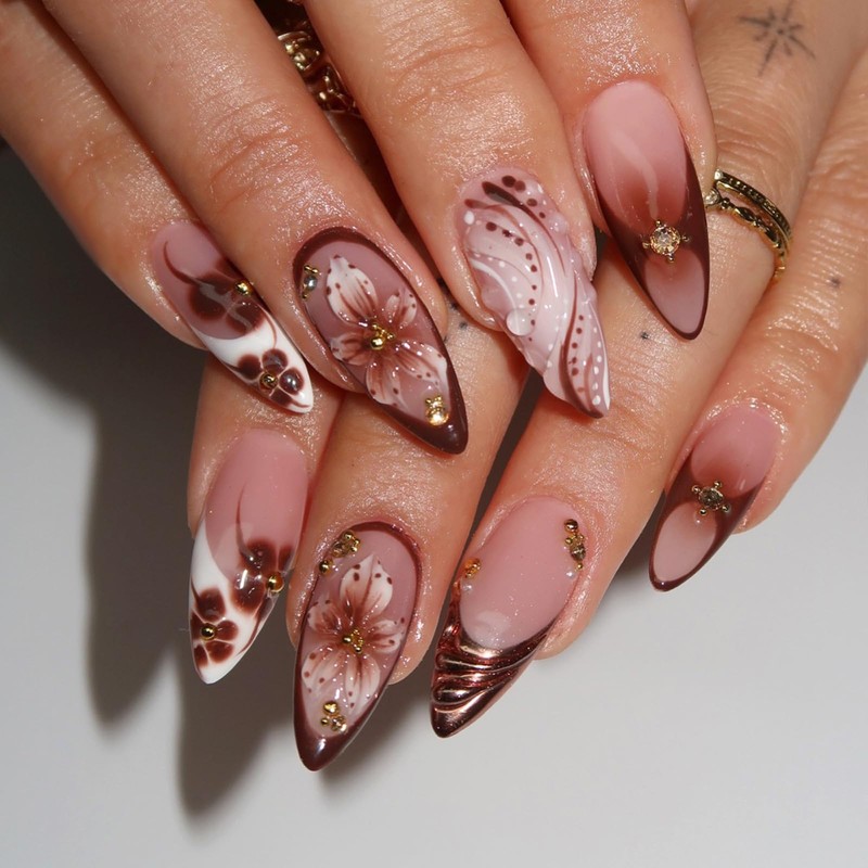 Uñas postizas francesas medianas almendradas con diseño floral 3D marrón,