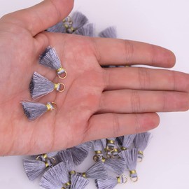 VAPKER - 100 minilargas de 0.8 pulgadas/2 cm, borlas plateadas, pequeñas artesanías hechas a mano con anillo dorado para aretes, joyas, collares, accesorios para hacer bricolaje