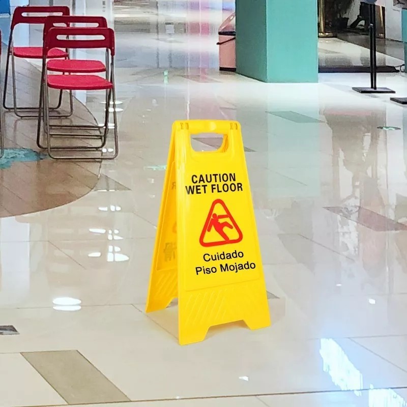 IPERJIU Letrero Señalamiento Piso Mojado Precaución