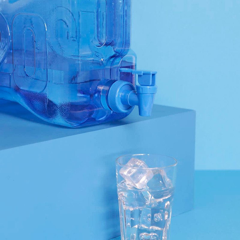 balvi - H2O Wasserflasche aus PET-Kunststoff, mit einem Fassungsvermögen von 5,5 l.
