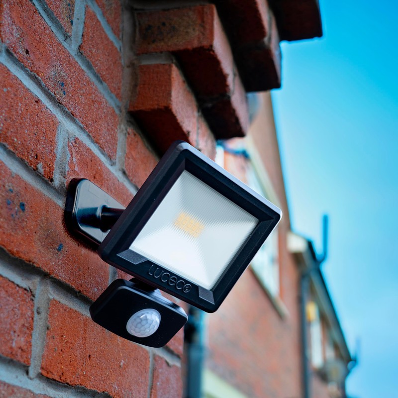Luceco Essence Multi-Position Floodlight 10W 1050lm 4000K IP65 PIR Dask