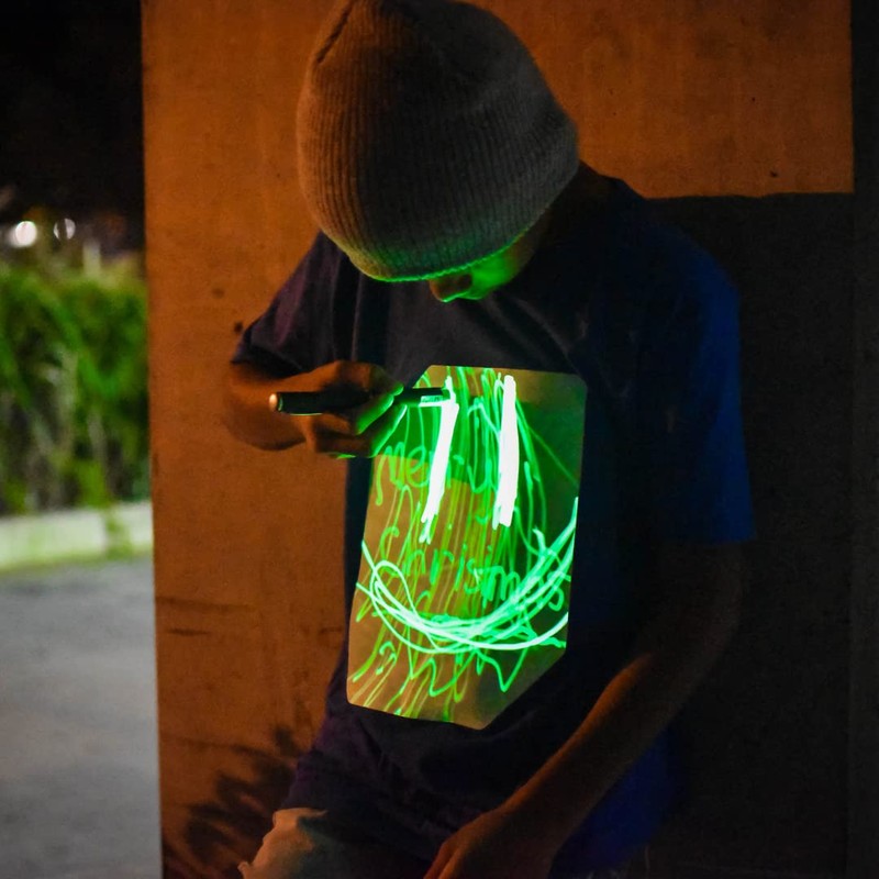 Illuminated Apparel playera interactiva que brilla en la oscuridad, diversión