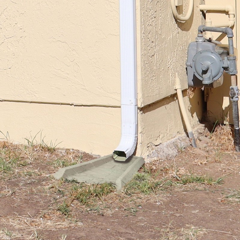 Suncast Poly Composite Easy to Use Decorative Outdoor Rain Gutter