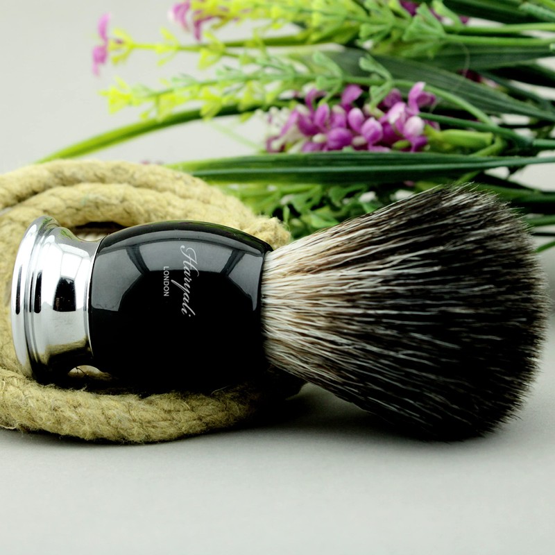 Pure black badger hair shaving set in black. The includes