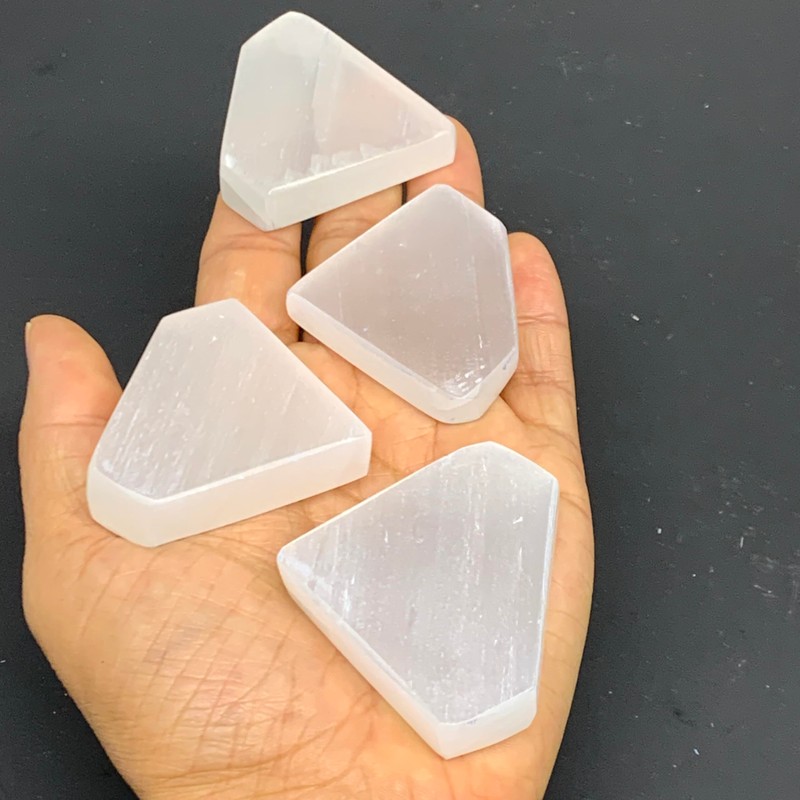 1pcs, 1.8"x2.1", 25g-40g, Selenite Crystal Triangle Shape, B35985