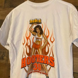 Gildan Hooters Waitress Girl T-Shirt Mens Medium NEW Fire Flames Hot Beer Deadstock Tee
