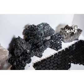 Mineralist Collection Healing Stones - High Energy Silicone Carbide, Thoughful Gift for Valentine's Day - Decorative Carborundom Crystals for Meditation, Yoga, Reiki, Chakra - 2 lb