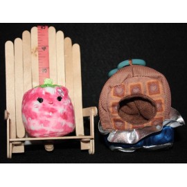 Squishmallows 2"Squishville Style And Play Clip "Reva the Strawberry With Chocolate Bar"