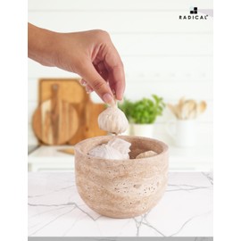 Radicaln - Olla de ajo de mármol de 4.5 pulgadas de travertino hecha a mano para mejoras en el hogar, picadora de ajos, almacenamiento de cebolla y dientes de ajo, para decoración de encimera de