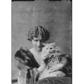 HistoricalFindings Photo: Field,Marshall,Mrs,Miss Evelyn,Portrait Photographs,Women,cat,Arnold Genthe,1914