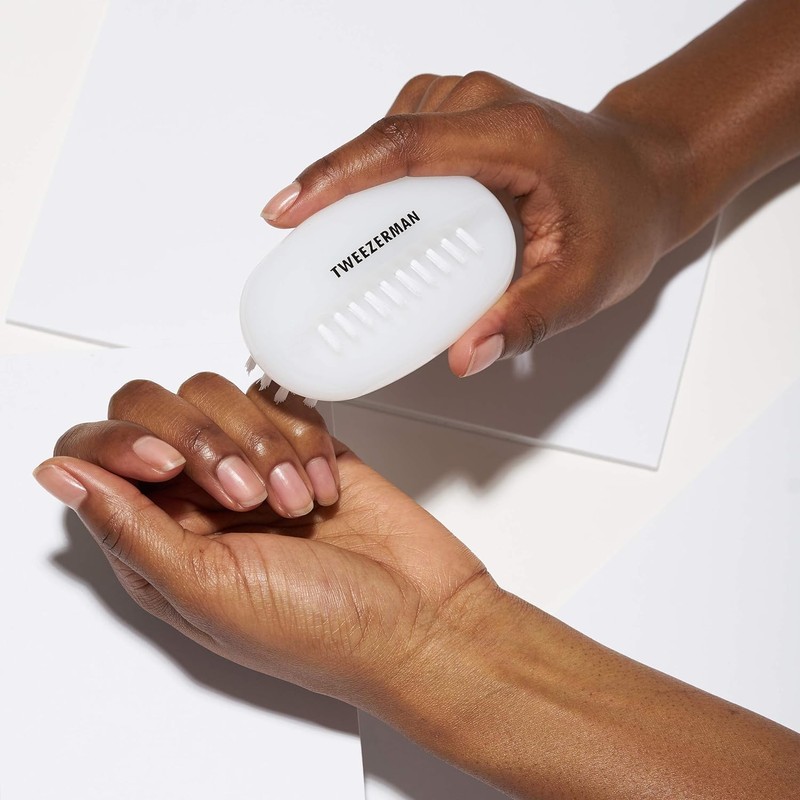 Cepillo para limpiar las uñas de doble superficie de Tweezerman
