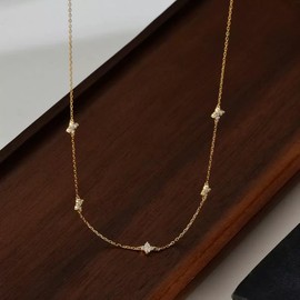Fashionable and charming women's clover temperament petal gold necklace, simple and luxurious, versatile, niche and high-end collarbone chain