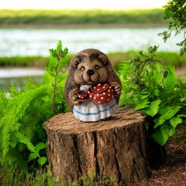 Ukrainisches Kunsthandwerk Handgefertigte Keramik-Igel Gartenfigur mit Teekanne, Deko-Figur im Vintage-Stil, Weiß-Braun. Schürzenfarbe kann abweichen