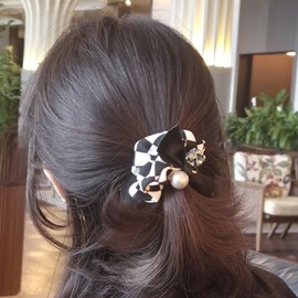 Checkerboard check pearl scrunchie / 바둑판 체크 진주 스크런치