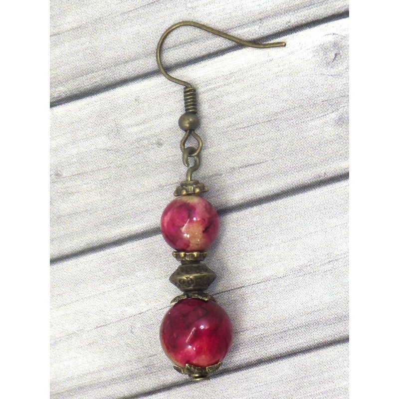 Bronze Ohrringe mit weißen Jade Perlen in rot gefärbt