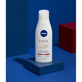 NIVEA VITAL Pampering - Leche limpiadora para pieles maduras 6.76 fl oz (6.8 fl oz), limpiador facial diario suave de importación alemana, loción desm