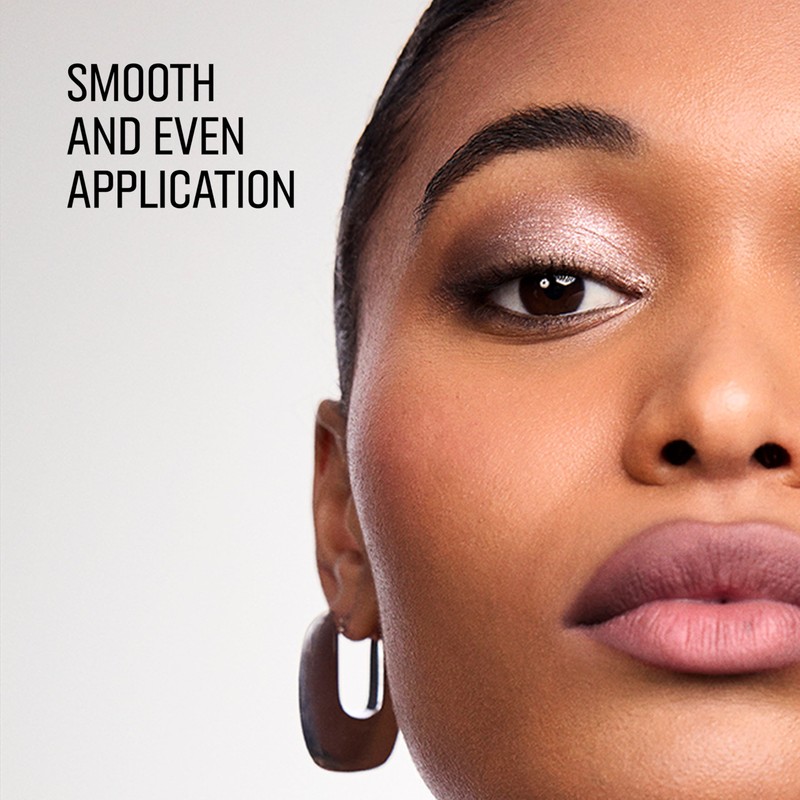 Bobbi Brown Eyeshadow Brush | Rounded, Beveled-Head Makeup Brush For