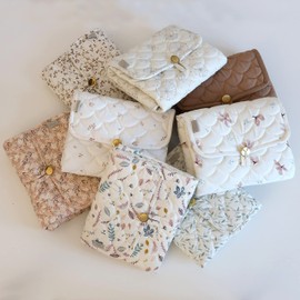 Cam Cam Copenhagen, Gesteppte Wickelunterlage für unterwegs, Kleine Faltbare Wickeltasche, Waschbar, OCS-zertifiziert, Fiori - Blau und Weiß mit Blumen