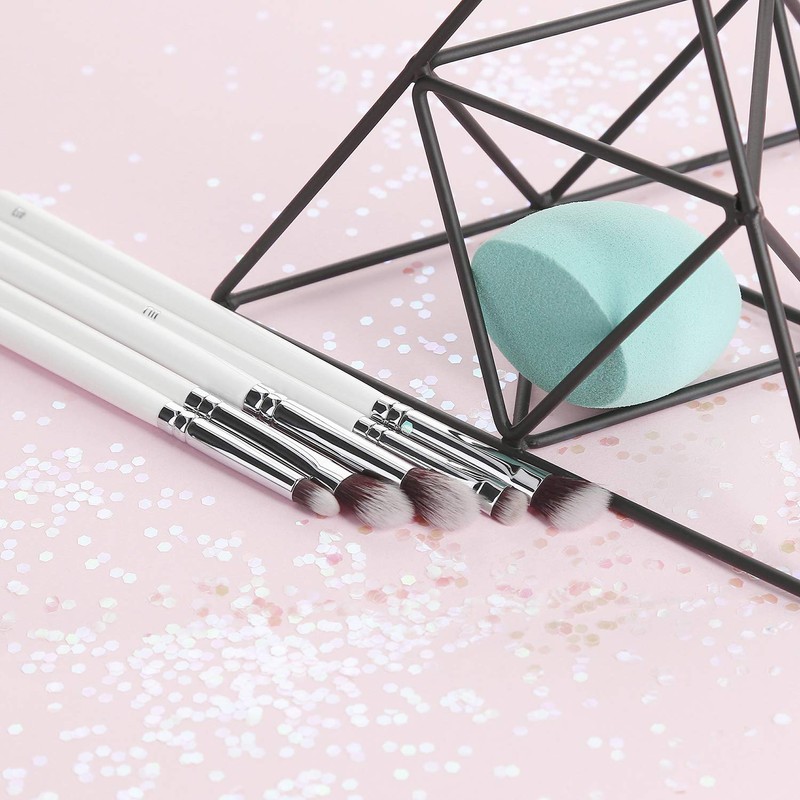 T4B ILU 400 Series Eyeshadow Brush White Makeup Brush for