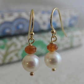 Ohrringe aus Süßwasserzuchtperlen und Hessonit-Granat in Goldfüllung - Geburtstagsgeschenk - Weihnachtsgeschenk - Handgefertigte Geschenkideen für Frauen