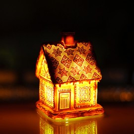 com-four® Light house in gingerbread look 18 cm - Gingerbread house with lighting - Christmas decoration with timed lighting - Christmas decoration (1x gingerbread house)