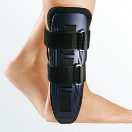 medi m.step Athletic Sprunggelenkbandage Schwarz | Schaum-Gel-Polster zur Druckverteilung | Einheitsgröße mit Klettverschluss | besonders stabile Knöchelbandage