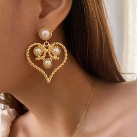 Yienate Boho Pearl Heart Dangle Drop Earrings Gold Baroque Pearl Earrings Heart Hoop Drop Earrings Pearl Stud Earrings Statement Wedding Prom Heart Earrings Jewellery for Women and Girls, Pearl