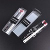 2 cepillos de dientes blancos y negros en forma de
