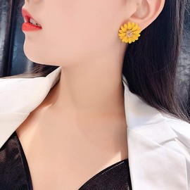 HUJUON Bohemia Metal Daisy Flowers Stud Earrings for Women Yellow White Chrysanthemum Sunflower Statement Earrings (Yellow)