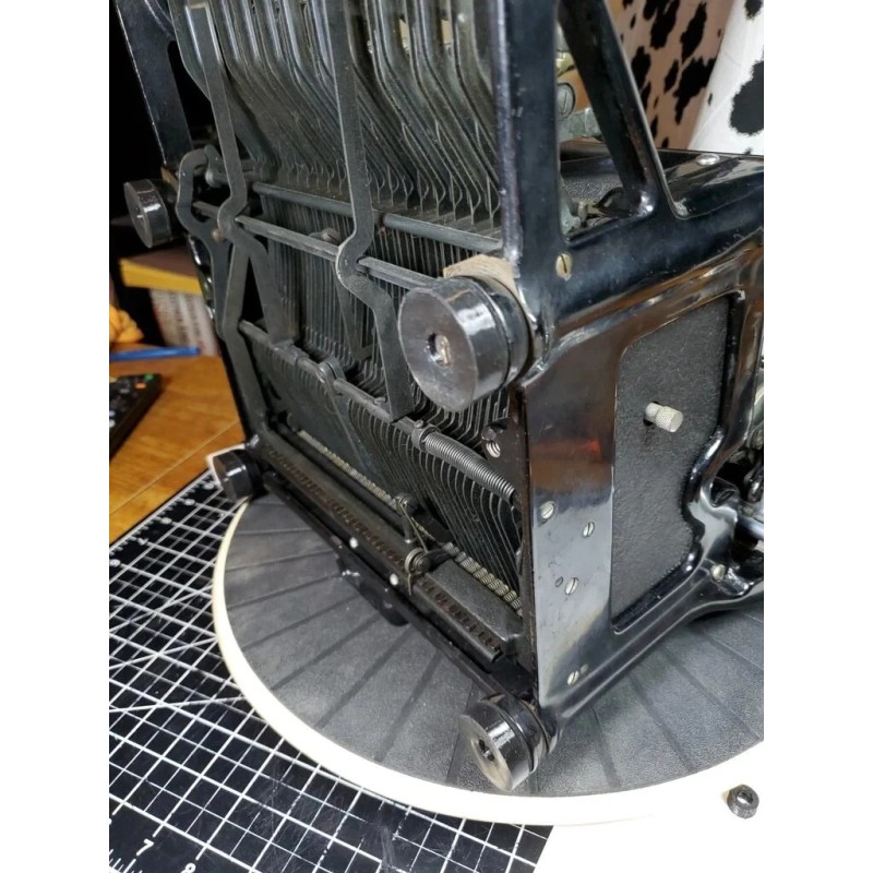 Underwood Replacement feet for the Underwood 6 model typewriter.