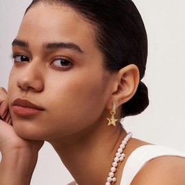 INNERDIVA Star Earrings for Women Gold Huggie Hoop Earrings with Star Charm Lightweight Drop Dangle Earrings