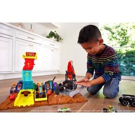 Hot Wheels Monster Trucks Arena Smashers Tiger Shark Spin-Out Challenge with a 1:64 Scale Tiger Shark and 2 Crushable Cars, HNB93