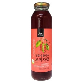전통추출방식으로 만든 오미자청 문경 오미자를 16시간 침출로 정성스레 만든 깊고 풍부한 맛 Deep and rich flavor made with meticulously steeped Mongyeong Omija for 16 hours using traditional extraction method.