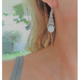 ♥ Mother of pearl drops and striped case♥ Unique earrings in white