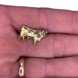StockPins Gold Cow Lapel Pin – Handcrafted Cow Lapel Pin in Gold-Tone Finish. Perfect for Western Hats, Backpacks, and Jackets – Vintage Farm Animal Pin for Men and Women